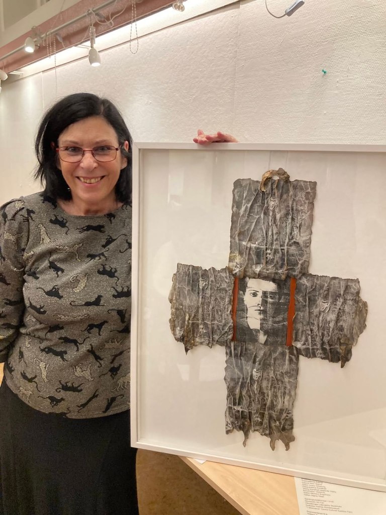 Ordförande Josephine med tavla som hon vunnit
